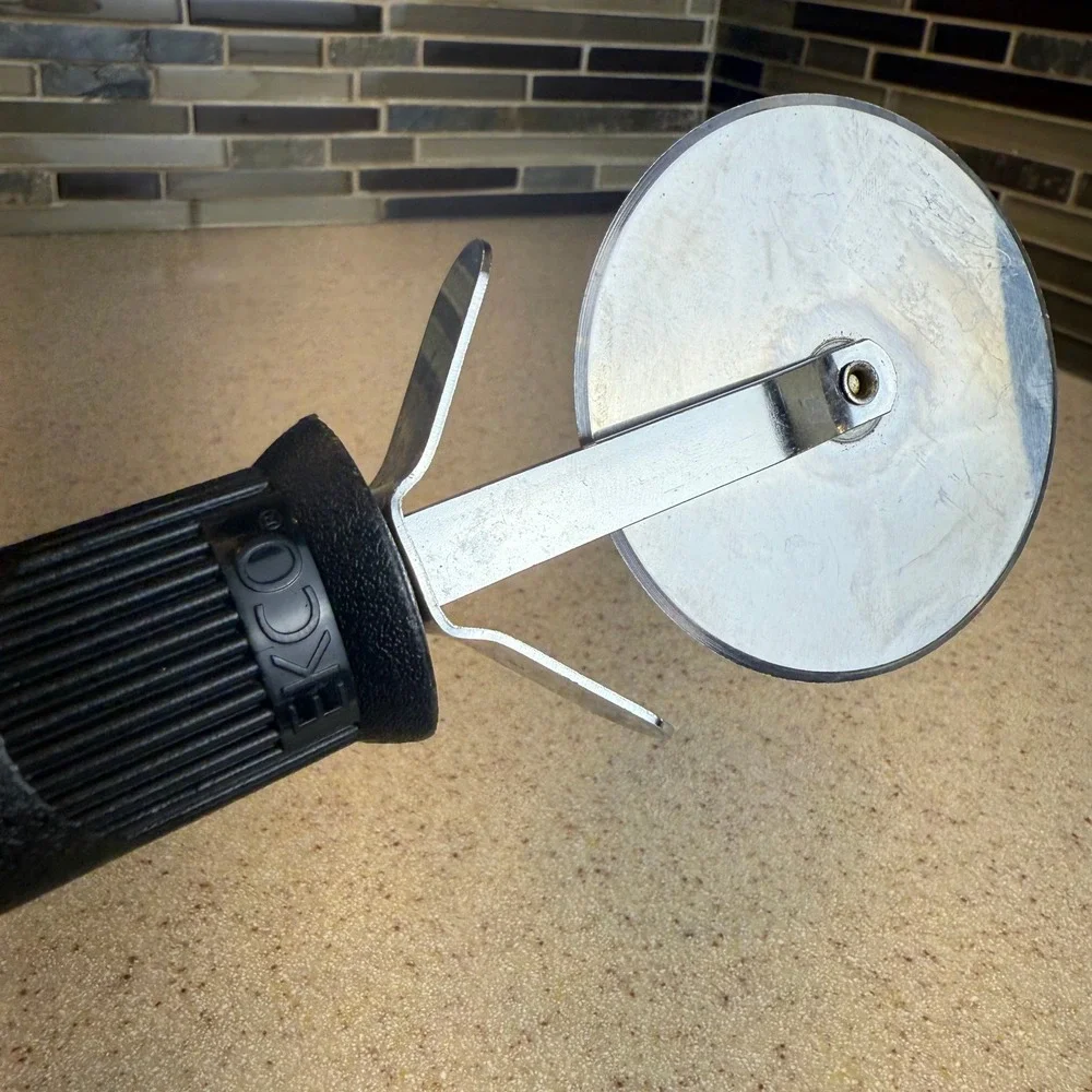 EKCO Pizza Cutter Stainless Steel Wheel Black‎ Textured Handle with Finger Guard